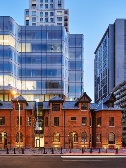 Press kit | 907-04 - Press release | 7 St. Thomas - Hariri Pontarini Architects - Commercial Architecture - View looking south - Photo credit: doublespace photography