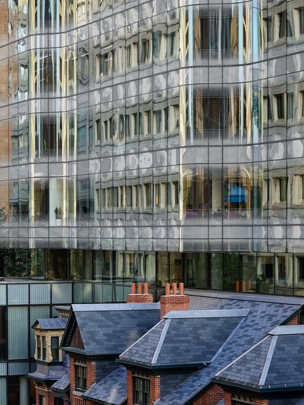 Press kit | 907-04 - Press release | 7 St. Thomas - Hariri Pontarini Architects - Commercial Architecture - Detail of curved glass - Photo credit: doublespace photography