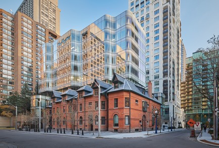 Press kit | 907-04 - Press release | 7 St. Thomas - Hariri Pontarini Architects - Commercial Architecture - View looking south-east - Photo credit: doublespace photography