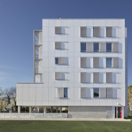 Press kit | 1059-01 - Press release | Accommodations with low consumption in the Leonard de Vinci school - Hellin-Sebbag architectes associés - Residential Architecture - Façade Est : Vêture sur isolation extérieure en panneaux d’Eternit blanc. East façade: White Eternit panel cladding over outsolation.  - Photo credit: Benoit Wehrlé