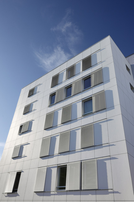 Press kit | 1059-01 - Press release | Accommodations with low consumption in the Leonard de Vinci school - Hellin-Sebbag architectes associés - Residential Architecture - Détail de la Façade Est : Persiennes coulissantes des chambres en résille d’aluminium anodisé. Detail of east façade: Sliding shutters in the bedrooms, made of anodized aluminum grid.  - Photo credit: Benoit Wehrlé