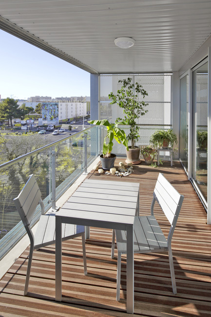 Press kit | 1059-01 - Press release | Accommodations with low consumption in the Leonard de Vinci school - Hellin-Sebbag architectes associés - Residential Architecture - Loggias des logements T4: Véritable pièce à vivre extérieure aux prestations soignées : platelage bois, garde-corps en verre.Loggia for T4 dwellings: A real outdoor living room with elegant finishings: wood deck, glass balustrade - Photo credit: Benoit Wehrlé