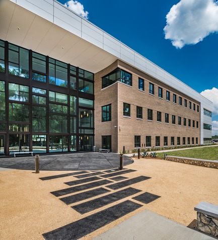 Dossier de presse | 3155-01 - Communiqué de presse | InfoTech Office Building at Celebration Pointe - CUPKOVIC architecture, llc - Architecture commerciale -  Open space between the building and conservation area serve as a respite for staff and&nbsp;visitors of the building  - Crédit photo : Matt Shoots for Good Photography