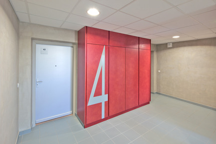 Press kit | 1059-01 - Press release | Accommodations with low consumption in the Leonard de Vinci school - Hellin-Sebbag architectes associés - Residential Architecture - Palier des logements : Parois en béton fini soigné et signalétique d’étage.Dwellings level: Walls in nice finished concrete and floor signage. - Photo credit: Benoit Wehrlé