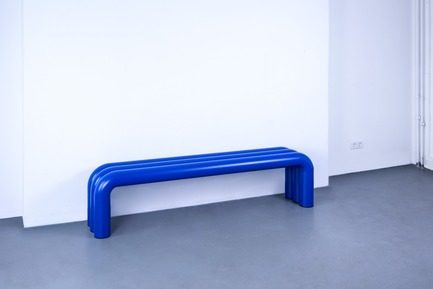 Dossier de presse | 2704-02 - Communiqué de presse | Record Numbers for its Birthday: The 15th Pure Talents Contest at imm cologne Shows an Up-to-Date Cross-Section of the Young, International Design Scene - imm cologne 2018, Koelnmesse - Concours - Ruthless reduction of form: With the bench Molly that is made of screwed together curved powder-coated steel pipes, the Berlin-based designer Marcel Pasternak presented a statement of no-frills design at the Pure Talent Contest of imm cologne.<span></span> - Crédit photo : Pasternak/Koelnmesse 