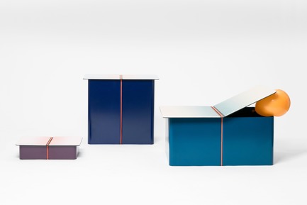 Dossier de presse | 2704-02 - Communiqué de presse | Record Numbers for its Birthday: The 15th Pure Talents Contest at imm cologne Shows an Up-to-Date Cross-Section of the Young, International Design Scene - imm cologne 2018, Koelnmesse - Concours - Firmly strapped: Liga - teamwork by the French designer Matthieu Muller and Pierre-Alexandre Cesbron - is a series of metal storage furniture, comprising of a box, a bedside cabinet and a coffee table.The two-piece lid is fastened using a full-perimeter nylon strap that serves as a joint and can be folded open separately to grant access to the closed interior of the piece of furniture.<span></span> - Crédit photo :  Muller, Cesbron/Koelnmesse 
