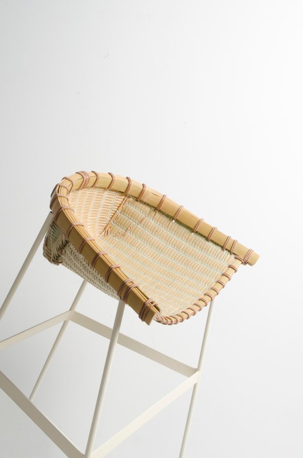 Dossier de presse | 2704-02 - Communiqué de presse | Record Numbers for its Birthday: The 15th Pure Talents Contest at imm cologne Shows an Up-to-Date Cross-Section of the Young, International Design Scene - imm cologne 2018, Koelnmesse - Concours - From a work tool to seating furniture: Originally used as a harvesting tool for sorting grain, Temi presents such an ergonomic and mature form that the Japanese designer Hiroyuki Morita wanted to retain the shell as a seat perfectly adapted to match the human body.With its simple construction and reduced use of material - bamboo, leather, steel - the resulting stool Temi has an absolutely forward-looking appearance. - Crédit photo : Morita/Koelnmesse 