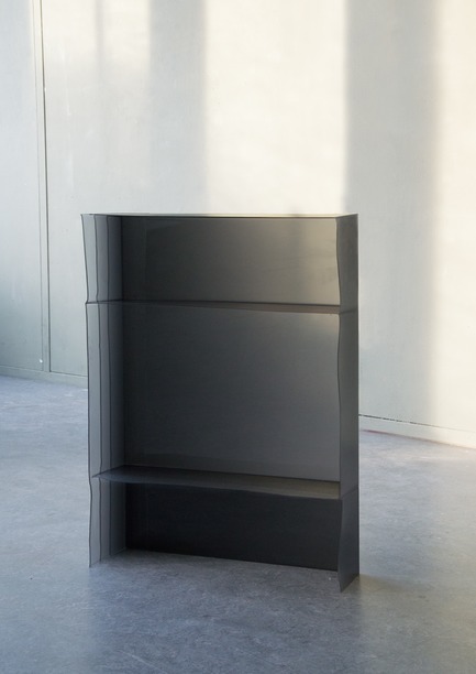 Dossier de presse | 2704-02 - Communiqué de presse | Record Numbers for its Birthday: The 15th Pure Talents Contest at imm cologne Shows an Up-to-Date Cross-Section of the Young, International Design Scene - imm cologne 2018, Koelnmesse - Concours - With his project, the Frenchman, who lives in Amsterdam, Julien Manaira, wants to make the production process visible and discover open spaces for the individual influence during the production.The shelf is made by pouring epoxy resin onto a mould layer by layer, where the time factor plays an equally important role as the individual pivoting of the casting mould.<span></span> - Crédit photo : Manaira/Koelnmesse 