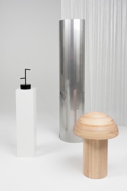 Dossier de presse | 2704-02 - Communiqué de presse | Record Numbers for its Birthday: The 15th Pure Talents Contest at imm cologne Shows an Up-to-Date Cross-Section of the Young, International Design Scene - imm cologne 2018, Koelnmesse - Concours - Back in the present: What does living space mean in the era of the digital hyperspace of the World Wide Web?The product series Hyperreal thematises the disappearance of the borders between space and time by asking about the everyday habits through furniture with contrary functions.The German designer, Pia Regenbrecht, wants to redirect the focus to life here and now.In this way, the wooden table "Productivity &gt;&lt; Disfunction" becomes a functionless object by turning the upper part over, the clock "Future &gt;&lt; Presence" makes the clock only readable from one angle or perceivable from the surrounding space and the sheet steel standing mirror "Selffocus&gt;&lt; Surrounding" exceeds a mirror by providing a highly-polished, idealised reflection or steers the view to the surrounding environment.<span></span> - Crédit photo : Regenbrecht/Koelnmesse 
