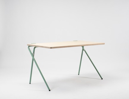 Dossier de presse | 2704-02 - Communiqué de presse | Record Numbers for its Birthday: The 15th Pure Talents Contest at imm cologne Shows an Up-to-Date Cross-Section of the Young, International Design Scene - imm cologne 2018, Koelnmesse - Concours - Foldable, mobile and easy to stow away: The team of students from the Weimar Bauhaus University (Alissa Arends, Leon Bucher and Yelim Kim) created Fold it (not only) for use by students.Due to the integrated joint and its simple construction the table made of steel pipes and multiplex board can be converted fast and easily, stowed away to save space or carried out into the open air.The table top is simply lifted out to mobilise it.<span></span> - Crédit photo : Arends, Bucher, Kim/Koelnmesse 