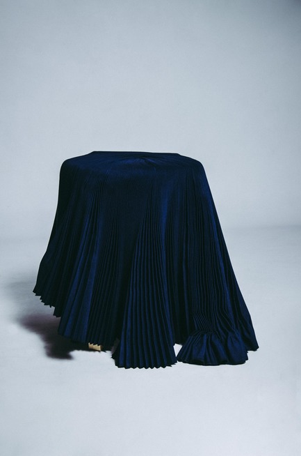 Dossier de presse | 2704-02 - Communiqué de presse | Record Numbers for its Birthday: The 15th Pure Talents Contest at imm cologne Shows an Up-to-Date Cross-Section of the Young, International Design Scene - imm cologne 2018, Koelnmesse - Concours - Thrown into folds: In the new outfit, everyday items like a simple stool can change their appearance dramatically and become rarities, as the young textile designer Anne Schmiederer proves with her Blue Ruffle Chair.With the project she aims to discover the fields of application of the classic plissé technique in interior design.<span></span> - Crédit photo : Schmiederer/Koelnmesse 