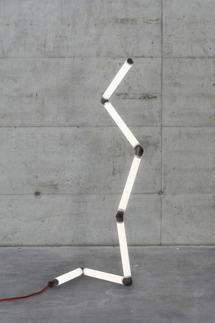 Dossier de presse | 2704-02 - Communiqué de presse | Record Numbers for its Birthday: The 15th Pure Talents Contest at imm cologne Shows an Up-to-Date Cross-Section of the Young, International Design Scene - imm cologne 2018, Koelnmesse - Concours - Started in the back of a garage. A simple hook workshop lamp was the starting point for this extremely flexible lighting system by the German designers Jonas Wansing and Svenja-Katharina Jakobs.It gains its flexibility from the 60° cut and a sliding contact at the ends of the individual, extendible elements.These supply each other with electricity and form both the lamp and the frame at the same time.<span></span> - Crédit photo : Wansing, Jakobs/Koelnmesse 