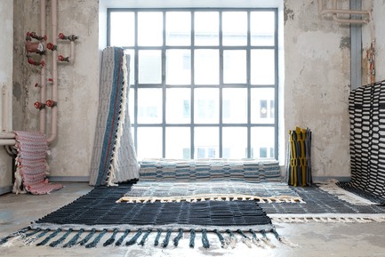 Dossier de presse | 2704-02 - Communiqué de presse | Record Numbers for its Birthday: The 15th Pure Talents Contest at imm cologne Shows an Up-to-Date Cross-Section of the Young, International Design Scene - imm cologne 2018, Koelnmesse - Concours - Upcycling as a form of art: it was the material that inspired Hamburg textile designer Sophia Schulz to create her Honeycomb Carpets. She takes thick rolls of wool – waste products from felt making – and uses them as the weft material in woven carpets. In this way unique carpets with strong patterns are produced that remind one of a honeycomb or cell structures in one's traditional loom.&nbsp; - Crédit photo : Buhné /Koelnmesse 