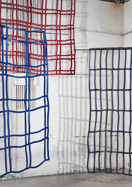 Dossier de presse | 2704-02 - Communiqué de presse | Record Numbers for its Birthday: The 15th Pure Talents Contest at imm cologne Shows an Up-to-Date Cross-Section of the Young, International Design Scene - imm cologne 2018, Koelnmesse - Concours -  Floating, lightweight room dividers: Sometimes the suggestion of privacy is enough. The Foam Fences of the Belgian designer Anton Hendrik Denys look like metal grating due to the rubber coat and the angular overlapping voluminous foam strips, but are indeed soft and lightweight.They allow ample light and just enough of an unrestricted view so that a room can be defined without suffocating it.  - Crédit photo : Ronald Smits/Denys/Koelnmesse 