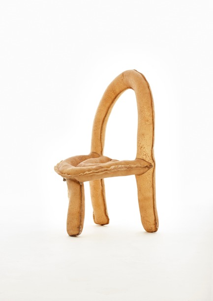 Dossier de presse | 2704-02 - Communiqué de presse | Record Numbers for its Birthday: The 15th Pure Talents Contest at imm cologne Shows an Up-to-Date Cross-Section of the Young, International Design Scene - imm cologne 2018, Koelnmesse - Concours - The Swedish designer Victor Alge took the scientific name for moose, Alces alces, as the name for his chairs. He wanted to find a use for the masses of animal skins left behind after moose hunting in Sweden. He developed a new processing method: hard leather parchment is softened, sewn together and then filled with compressed air before leaving it to dry – creating a form as hard as plastic.&nbsp; - Crédit photo : Alge/Koelnmesse 