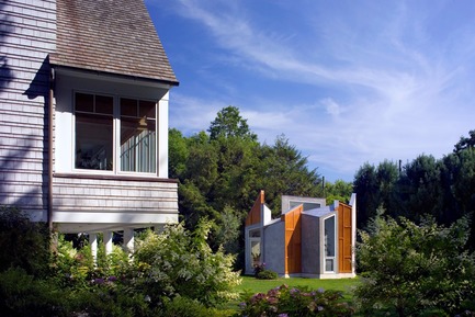 Dossier de presse | 3136-02 - Communiqué de presse | Butterfly Studio - Valerie Schweitzer Architects - Architecture résidentielle - The studio's angles complement those of the main house - Crédit photo : Tom Leighton