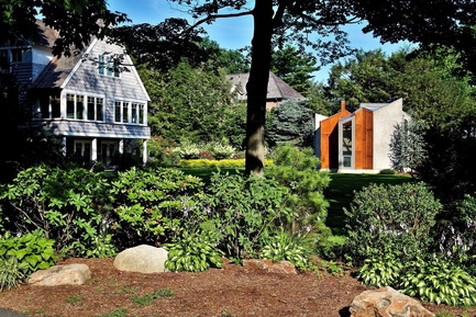 Dossier de presse | 3136-02 - Communiqué de presse | Butterfly Studio - Valerie Schweitzer Architects - Architecture résidentielle - Ensconced in nature the small studio is set far from the street - Crédit photo : Tom Leighton