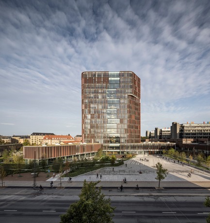 Dossier de presse | 1379-01 - Communiqué de presse | The Maersk Tower - C.F. Møller Architects - Architecture institutionnelle - A large vertical shard of glass in the copper shutters of the façade, makes the spiral staircase visible externally and ensures visibility in relation to the activities of the tower as well as a spectacular and inspiring view over Copenhagen.  - Crédit photo :   Adam Mørk  