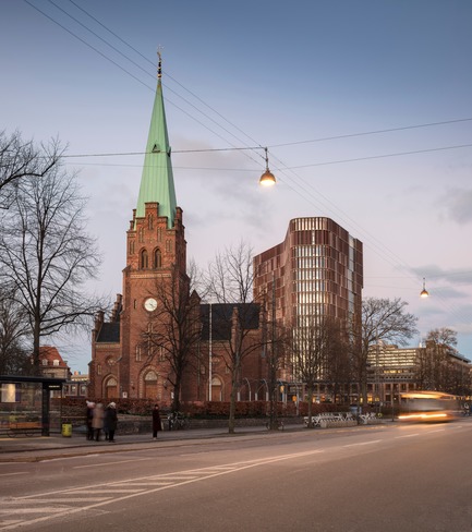 Dossier de presse | 1379-01 - Communiqué de presse | The Maersk Tower - C.F. Møller Architects - Architecture institutionnelle - The copper coating of the façade indelibly references Copenhagen's many copper church steeples, which, together with the Maersk Tower poke up amidst the homogeneous cityscape. - Crédit photo :   Adam Mørk  