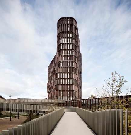 Dossier de presse | 1379-01 - Communiqué de presse | The Maersk Tower - C.F. Møller Architects - Architecture institutionnelle - With its triangular and organic form, The Maersk Tower reacts to the urban context, appearing slimmer from key viewpoints.  - Crédit photo :   Adam Mørk  