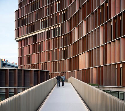 Dossier de presse | 1379-01 - Communiqué de presse | The Maersk Tower - C.F. Møller Architects - Architecture institutionnelle - The copper-covered shutters of the façade function as movable climate shields, which, depending on weather conditions, automatically opens or closes, ensuring a comfortable indoor climate. - Crédit photo :   Adam Mørk  