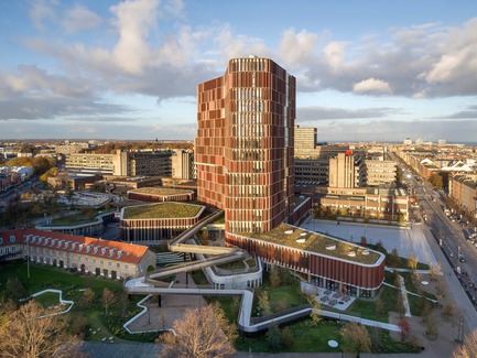 Dossier de presse | 1379-01 - Communiqué de presse | The Maersk Tower - C.F. Møller Architects - Architecture institutionnelle - A unique element of the new Campus Park is the zigzagging 'floating path' that leads pedestrians and cyclists across parts of the Maersk tower. - Crédit photo :   Adam Mørk  
