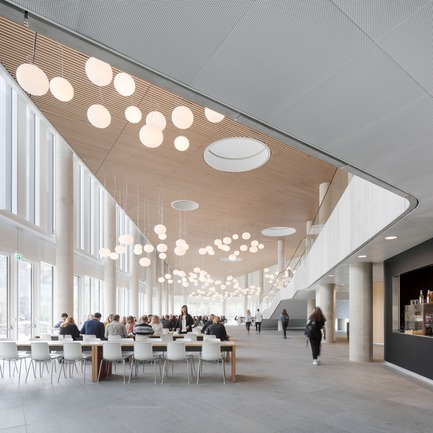 Dossier de presse | 1379-01 - Communiqué de presse | The Maersk Tower - C.F. Møller Architects - Architecture institutionnelle - In the base you find the shared canteen where the transparent façade allows the interior of the building to blend in with the external green landscape. - Crédit photo :   Adam Mørk  