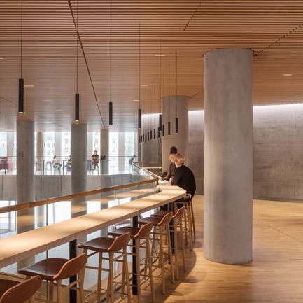 Dossier de presse | 1379-01 - Communiqué de presse | The Maersk Tower - C.F. Møller Architects - Architecture institutionnelle - The Maersk Tower is designed as a venue which encourages many opportunities for coming together, transcending different disciplines, from the general public to the research community. - Crédit photo :   Adam Mørk  