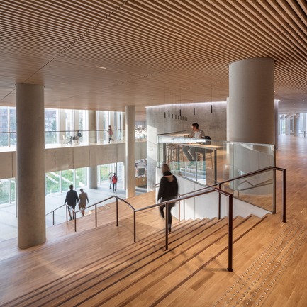 Dossier de presse | 1379-01 - Communiqué de presse | The Maersk Tower - C.F. Møller Architects - Architecture institutionnelle - The entrance staircase stands like a piece of furniture in the room, with its warm wooden surface inviting you to pause on the elevated seating steps. - Crédit photo :   Adam Mørk  