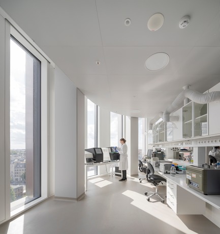 Dossier de presse | 1379-01 - Communiqué de presse | The Maersk Tower - C.F. Møller Architects - Architecture institutionnelle - The research facilities include innovative and modern laboratories with plug-and-play functions that ensures both scientific innovation and flexibility. - Crédit photo :   Adam Mørk  