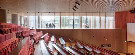 Dossier de presse | 1379-01 - Communiqué de presse | The Maersk Tower - C.F. Møller Architects - Architecture institutionnelle - The Maersk Tower has a conference centre with auditoriums of which the largest has the capacity of 500 spectators. - Crédit photo :   Adam Mørk  