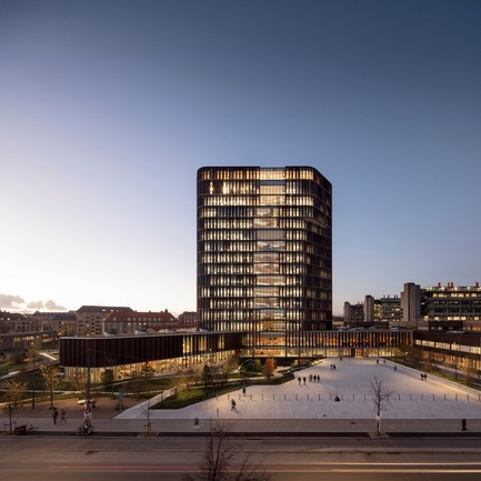 Dossier de presse | 1379-01 - Communiqué de presse | The Maersk Tower - C.F. Møller Architects - Architecture institutionnelle - The tower rests on a low star-shaped base that reaches out into the landscape towards the city. With its transparent façade, the entire base appears open and welcoming. - Crédit photo :   Adam Mørk  