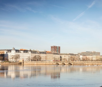 Dossier de presse | 1379-01 - Communiqué de presse | The Maersk Tower - C.F. Møller Architects - Architecture institutionnelle - The Maersk Tower is a landmark in Copenhagen and at the same time it is strongly connected to the immediate neighbourhood. - Crédit photo :   Adam Mørk  
