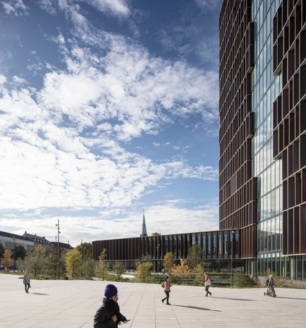 Dossier de presse | 1379-01 - Communiqué de presse | The Maersk Tower - C.F. Møller Architects - Architecture institutionnelle - The square in front of The Maersk Tower is designed to cope with future climate change. Excess water seeps down between the tiles, where it is collected in a large reservoir. - Crédit photo :   Adam Mørk  
