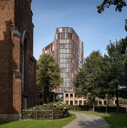 Dossier de presse | 1379-01 - Communiqué de presse | The Maersk Tower - C.F. Møller Architects - Architecture institutionnelle - With its easily identifiable and dynamically curved shape, the 15 storey research tower stands as a sculptural linchpin for the University's Faculty of Health Sciences. - Crédit photo :   Adam Mørk  