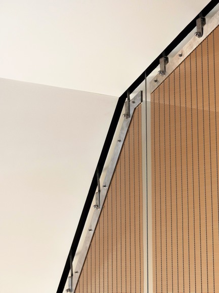 Dossier de presse | 3004-01 - Communiqué de presse | Maybanke - AJ+C - Architecture résidentielle -  The tensioned steel screen, while visually it is incredibly light, it is extremely heavy and is supported by a substantial structural frame.<br>  - Crédit photo : Rose Repetti<br>