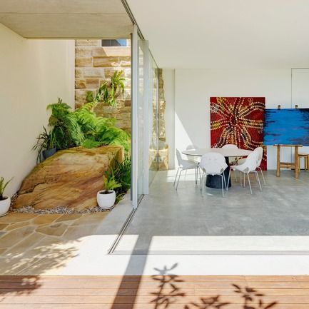 Dossier de presse | 3004-01 - Communiqué de presse | Maybanke - AJ+C - Architecture résidentielle - The artists studio opens out to the deck and garden, with views of Snails Bay in Sydney Harbour.<br> - Crédit photo : Michael Nicholson<br>