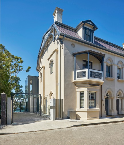 Dossier de presse | 3004-01 - Communiqué de presse | Maybanke - AJ+C - Architecture résidentielle -  View of Maybanke from Wharf Road with original front and side facades restored from it's unsympathetic 1930's conversion. The bay windows, balconies, chimneys, copper downpipes and dormer window in a mansard roof, and gothic revival stone trims, mounts and detailing were reinstated.<br>  - Crédit photo : Michael Nicholson<br>