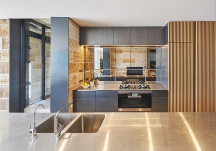 Dossier de presse | 3004-01 - Communiqué de presse | Maybanke - AJ+C - Architecture résidentielle -  The kitchen splashback has mirror faced cabinets to increase the sense of space<br>  - Crédit photo : Michael Nicholson<br>
