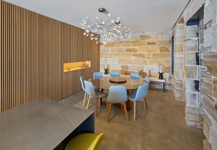 Dossier de presse | 3004-01 - Communiqué de presse | Maybanke - AJ+C - Architecture résidentielle - “The architecture is very robust and direct. It draws its strength from simplicity and the materials the house is built from. We wanted to respond to that character, that strength, and create a softness and tactility that provides a space for the people living there. There is a lot of warmth, glow, and texture, from timber and luscious marbles. They are counter-posed against the concrete walls, the concrete floors and stainless steel benchtops.”<br><br>- Kerry Fyfe, Interior Architect for Maybanke - Crédit photo : MIchael Nicholson<br>