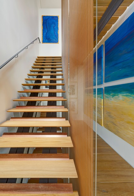 Dossier de presse | 3004-01 - Communiqué de presse | Maybanke - AJ+C - Architecture résidentielle -  &nbsp;"When you walked in the front door, you entered a space that felt like a rabbit warren with a narrow contorted stairwell - there was no sense of arrival that grand stairs of those old houses often had. <br> <br> As we had to connect five storeys… the stair became the most important interior gesture of the house. It was designed to transform the stairwell into a vertical volume, day lit by a skylight and a glazed lift shaft that also provides wonderful glimpses of Sydney Harbour as you move through the stair." <br><br>- Jim Koopman<br>Design Director for Maybanke<br>   - Crédit photo : Michael Nicholson<br>