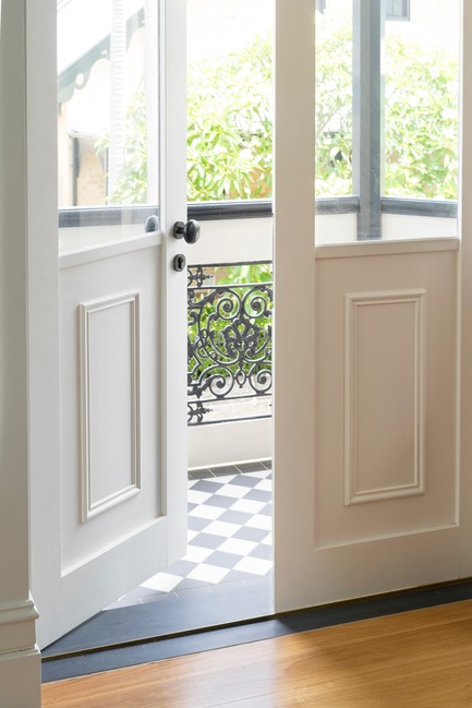 Dossier de presse | 3004-01 - Communiqué de presse | Maybanke - AJ+C - Architecture résidentielle - French doors opening out to the original, street-facing guest room balcony<br> - Crédit photo : Rose Repetti<br>