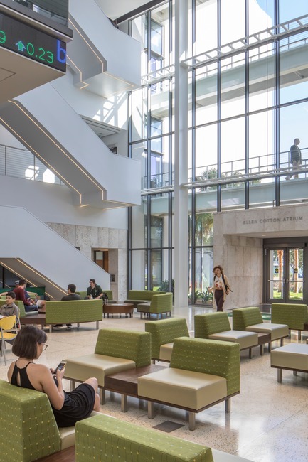 Dossier de presse | 2353-02 - Communiqué de presse | Innovative and Award-Winning Facade of USF-SP's Tiedemann College of Business Recalls Native Coral in Ecofriendly Envelope - ikon.5 architects - Architecture institutionnelle - casual study around business commons - Crédit photo : Brad Feinknopf