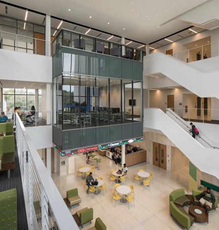 Dossier de presse | 2353-02 - Communiqué de presse | Innovative and Award-Winning Facade of USF-SP's Tiedemann College of Business Recalls Native Coral in Ecofriendly Envelope - ikon.5 architects - Architecture institutionnelle - trading room cantilevered into business commons - Crédit photo : Brad Feinknopf