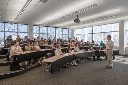 Dossier de presse | 2353-02 - Communiqué de presse | Innovative and Award-Winning Facade of USF-SP's Tiedemann College of Business Recalls Native Coral in Ecofriendly Envelope - ikon.5 architects - Architecture institutionnelle - typical seminar room - Crédit photo : Brad Feinknopf