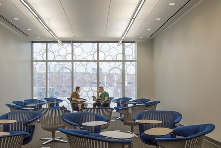 Dossier de presse | 2353-02 - Communiqué de presse | Innovative and Award-Winning Facade of USF-SP's Tiedemann College of Business Recalls Native Coral in Ecofriendly Envelope - ikon.5 architects - Architecture institutionnelle - interior glass detail - Crédit photo : Brad Feinknopf