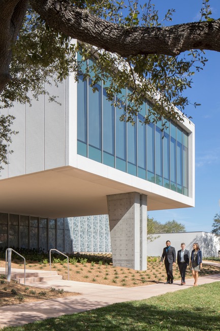 Dossier de presse | 2353-02 - Communiqué de presse | Innovative and Award-Winning Facade of USF-SP's Tiedemann College of Business Recalls Native Coral in Ecofriendly Envelope - ikon.5 architects - Architecture institutionnelle - cantilevered computer lab with Scholars' Garden beyond - Crédit photo : Brad Feinknopf
