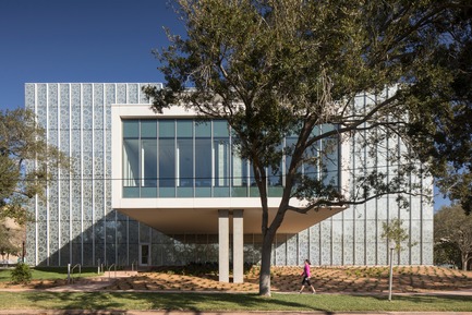 Dossier de presse | 2353-02 - Communiqué de presse | Innovative and Award-Winning Facade of USF-SP's Tiedemann College of Business Recalls Native Coral in Ecofriendly Envelope - ikon.5 architects - Architecture institutionnelle - South facade along 8th Avenue South - Crédit photo : Brad Feinknopf 