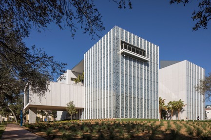 Dossier de presse | 2353-02 - Communiqué de presse | Innovative and Award-Winning Facade of USF-SP's Tiedemann College of Business Recalls Native Coral in Ecofriendly Envelope - ikon.5 architects - Architecture institutionnelle - East view looking toward Palm Court - Crédit photo : Brad Feinknopf 