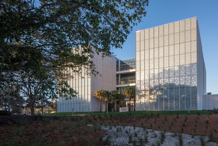 Dossier de presse | 2353-02 - Communiqué de presse | Innovative and Award-Winning Facade of USF-SP's Tiedemann College of Business Recalls Native Coral in Ecofriendly Envelope - ikon.5 architects - Architecture institutionnelle - Crédit photo : Brad Feinknopf